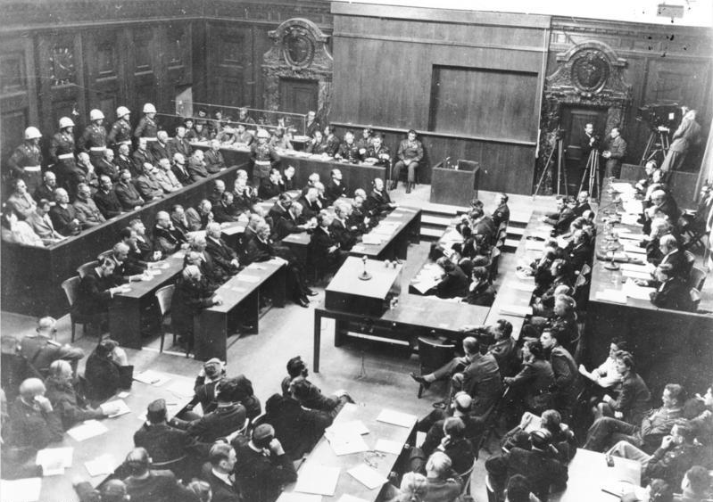 Historische Aufnahme des Verhandlungssaals der Nürnberger Prozesse